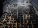 Росіяни зруйнували багатоповерхівку у Слов’янську: під завалами знаходиться людина