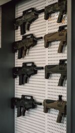 Латвія заборонила володіти зброєю людям із паспортами РФ та Білорусі