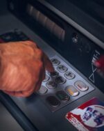 ПриватБанк запровадив відеоверифікацію жестовою мовою для нових клієнтів