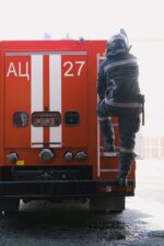 МВС: Пожежі загасили, у Дніпрі перевіряють, чи є під завалами люди