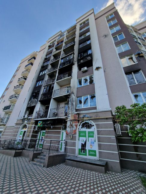 У Києві уламки дрона впали на дах житлового будинку У Києві уламки дрона впали на дах житлового будинку